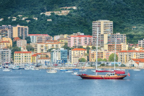 Avion ou bateau pour la corse : quelle option la moins chère ?