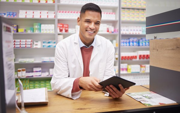 Comptoir d'accueil avec tablettes : élégance et choix variés